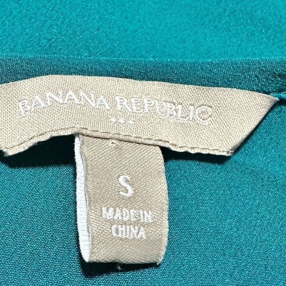 Banana republic ruffled green button up shirt. Size small - Picture 5 of 5